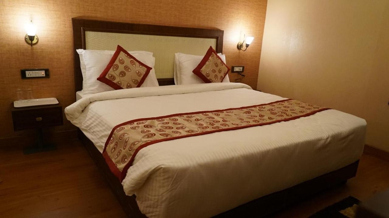 Hotel Sukh Mehal Jalandhar Exteriör bild